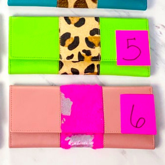 🌟 BNWT ONE-OF-A-KIND HANDMADE “BRIA” GENUINE LEATHER HAIR-ON-HYDE WALLET! - Picture 1 of 3